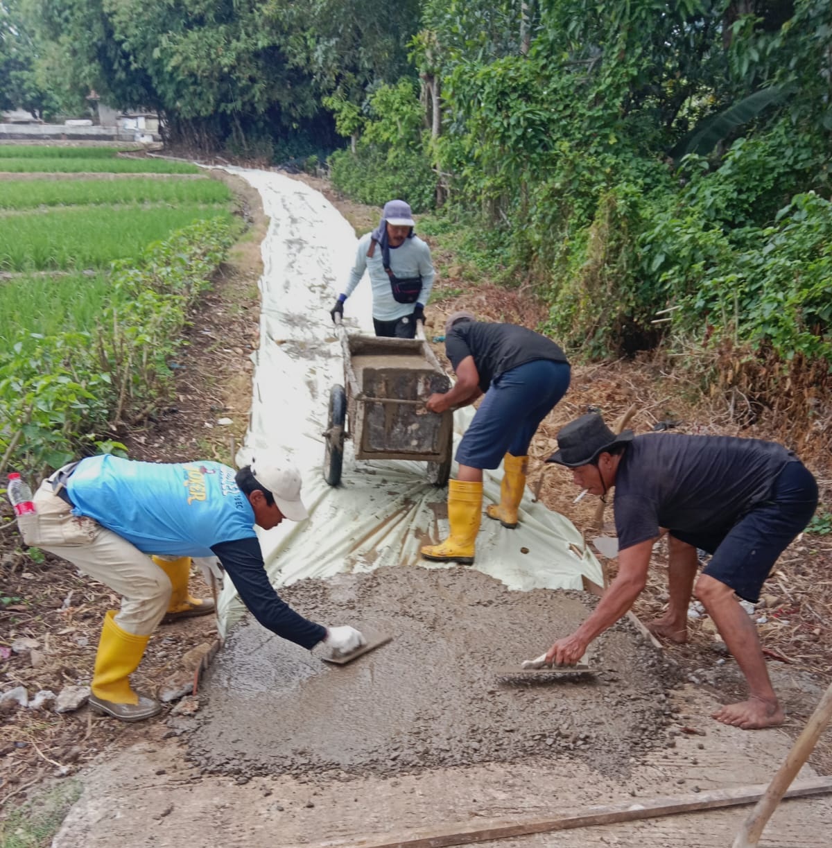 Foto Utama Pemerintah Desa Pasirkamuning Bangun Jalan Usaha Tani di Dusun Salem