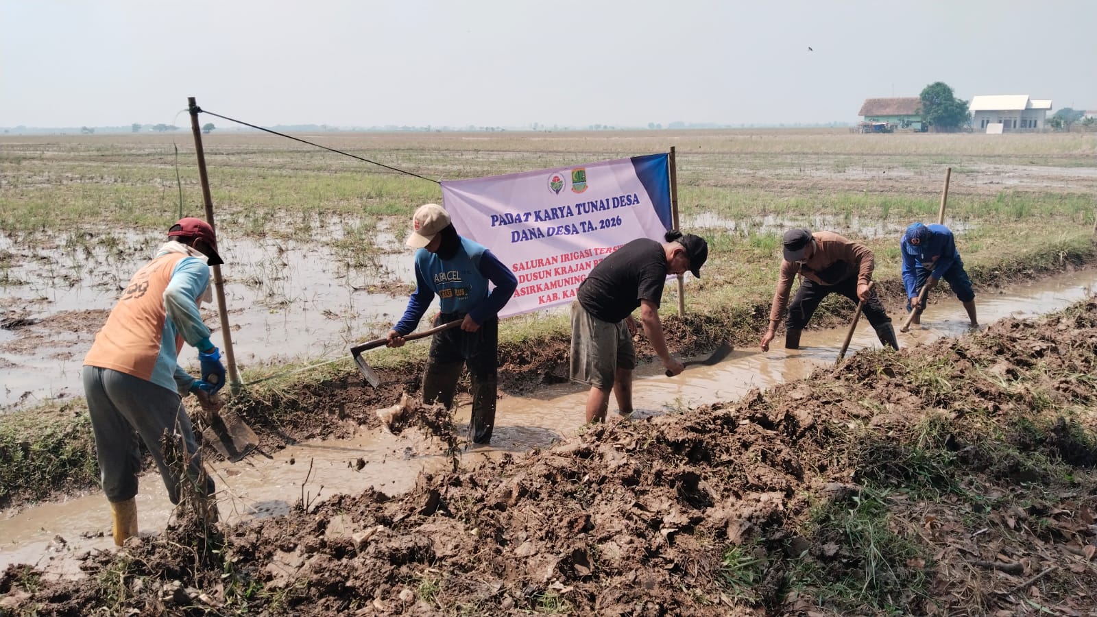 Foto Utama PKTD Saluran Irigasi Tersier, Pemerintah Desa Pasirkamuning Dukung Kelancaran Pengairan Sawah Petani